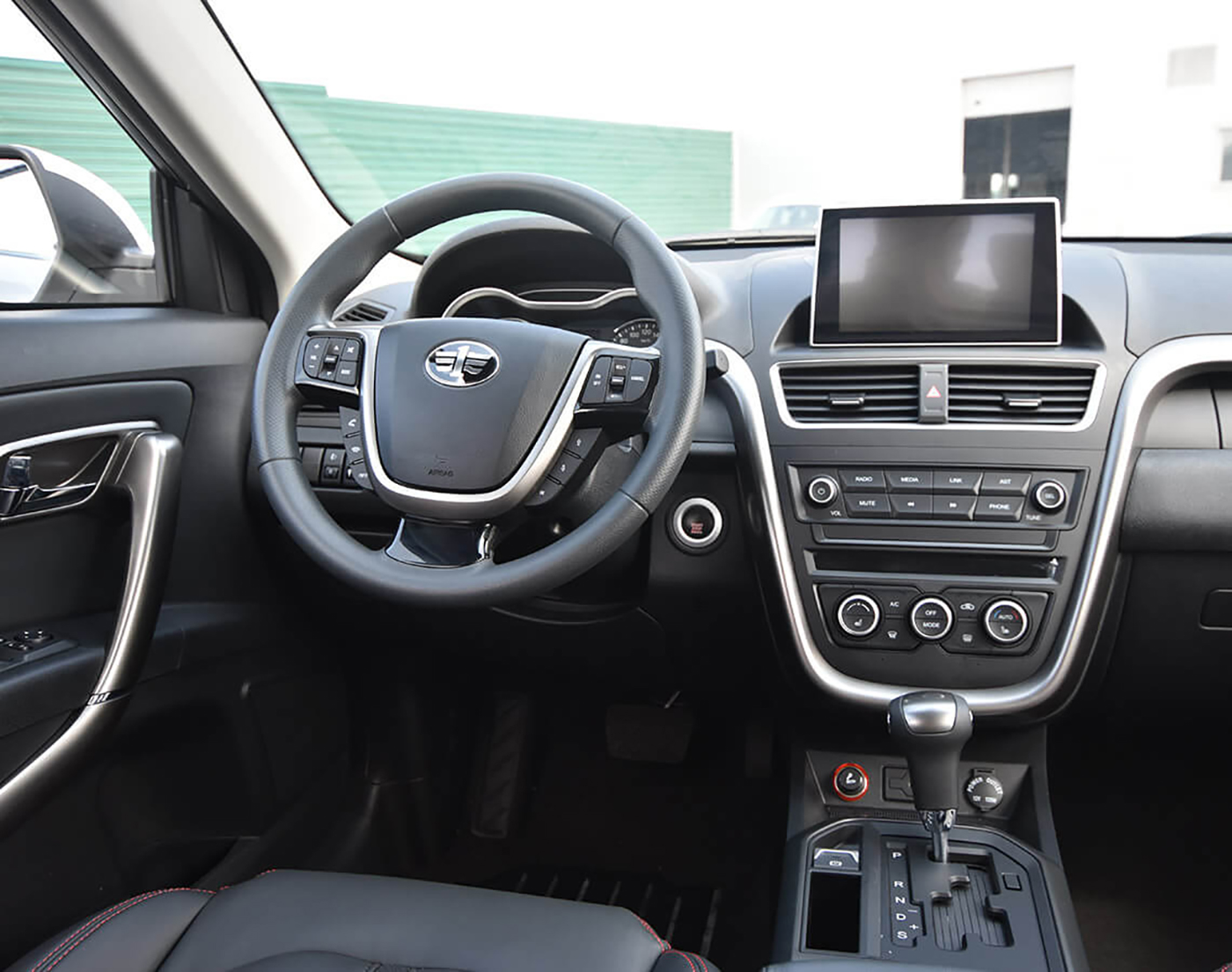 /img/cars/1637050883-interior_faw_Besturn_X80_New_12.jpg