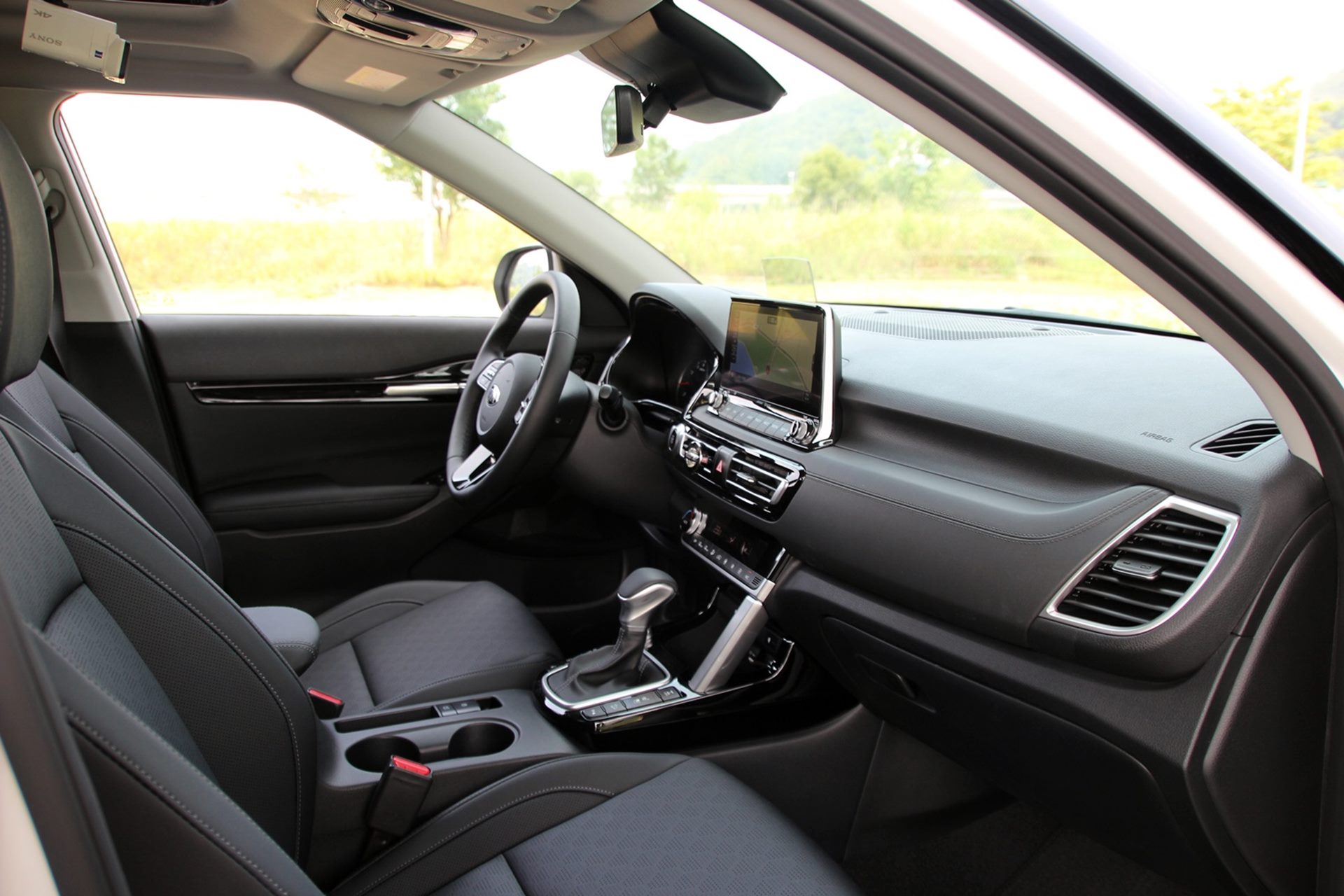 /img/cars/1637051801-interior_kia_Seltos_6.jpg