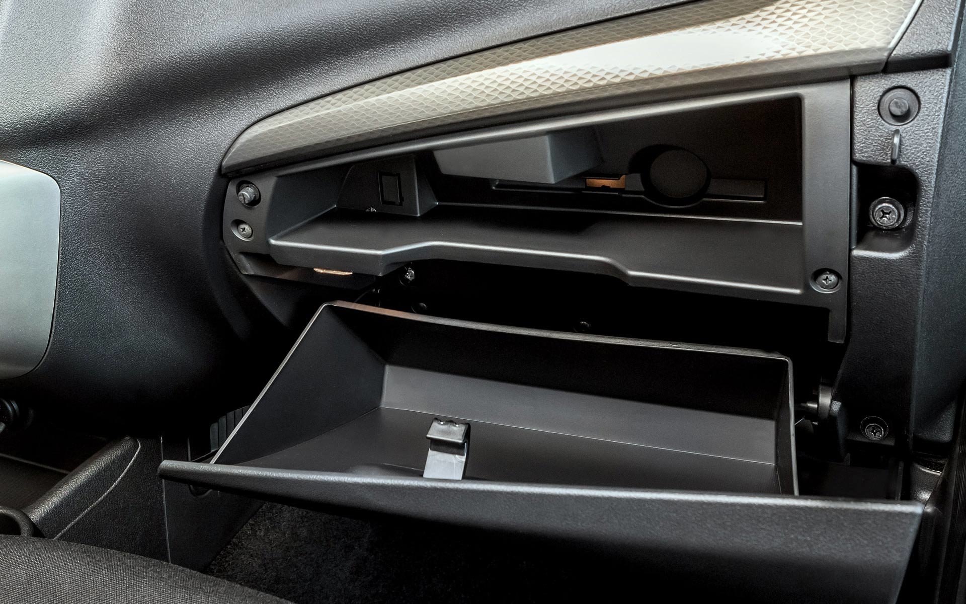 /img/cars/1637052073-interior_lada_Granta_liftback_5.jpg