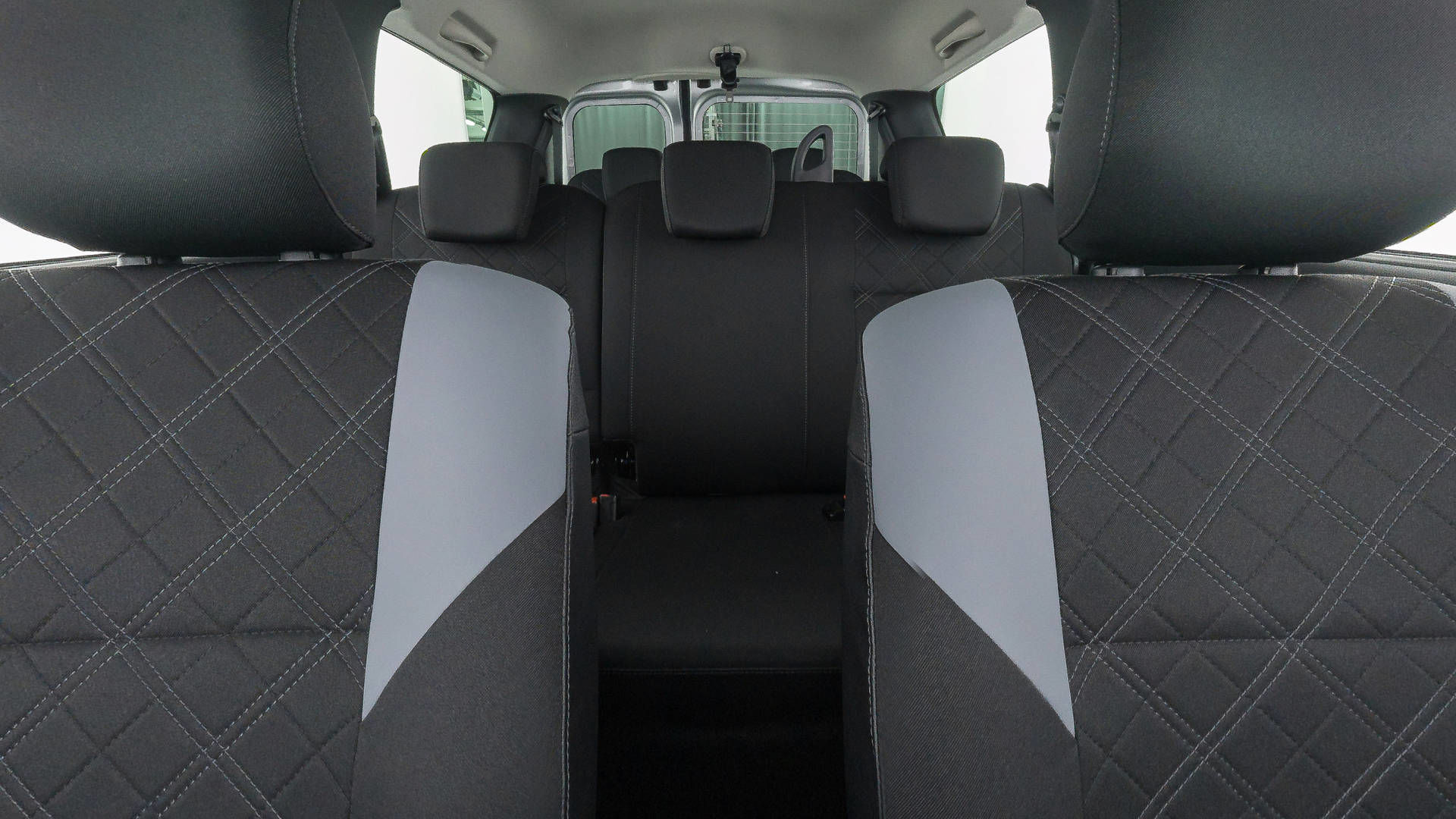 /img/cars/1637052195-interior_lada_Largus_Cross_7_mest_2.jpg