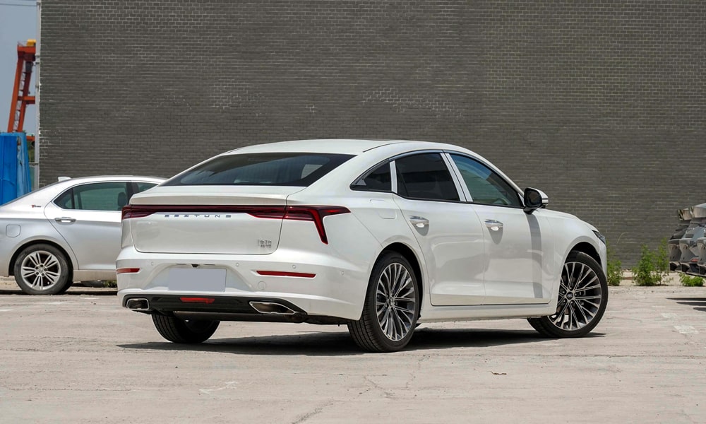 /img/cars/1678996677-bestune-b70-1-8.jpg