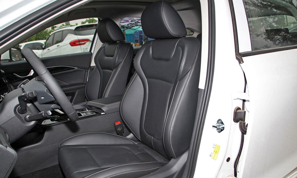 /img/cars/1678996696-bestune-b70-1-15.jpg