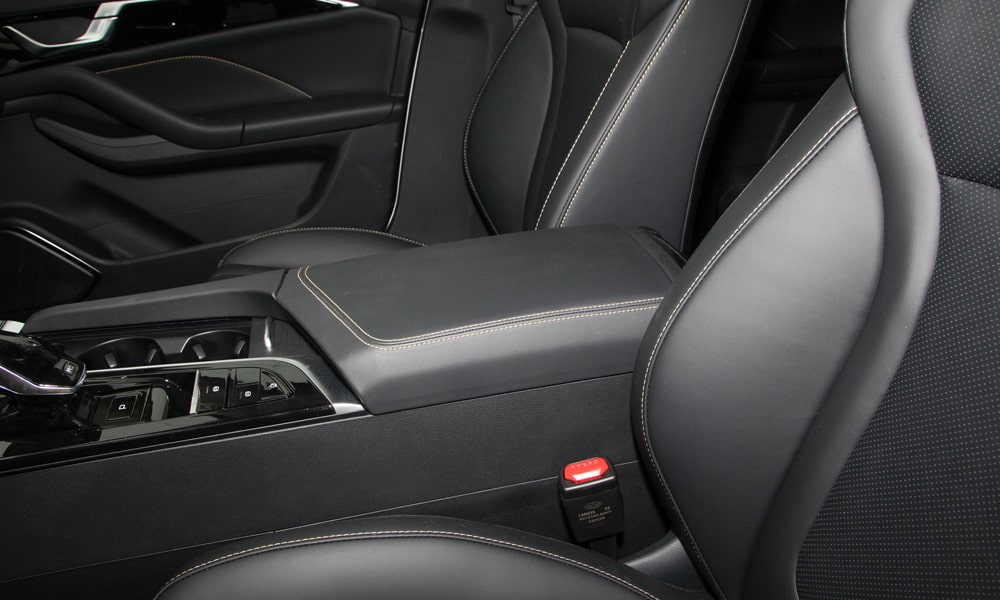 /img/cars/1678996696-bestune-b70-1-22.jpg