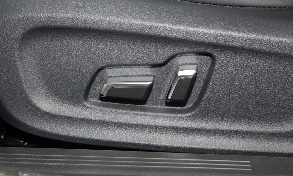 /img/cars/1678996696-bestune-b70-1-24.jpg
